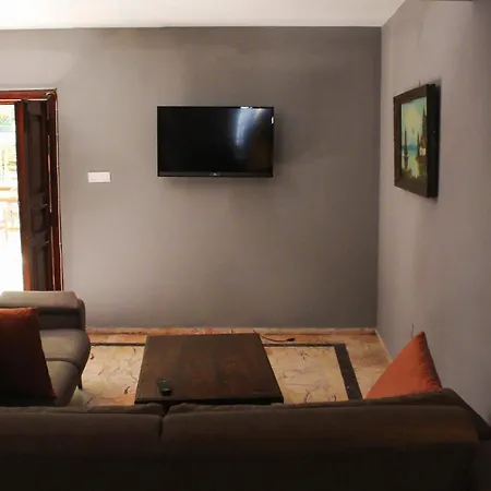 Motel White 2*